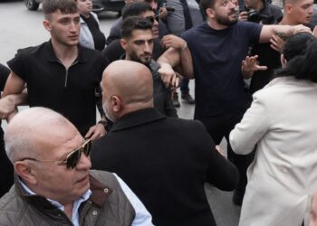 CHP Genel Merkezi önünde tahliye arbedesi