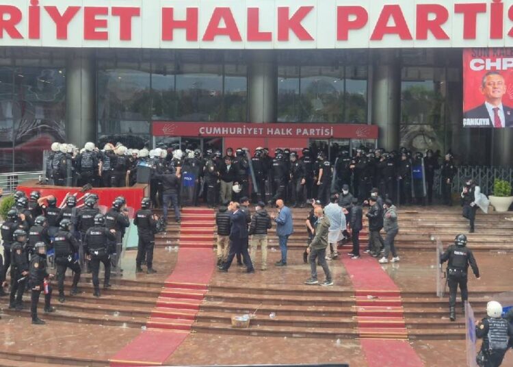 Polis, biber gazı ve plastik mermi kullanarak CHP Genel Merkezi’ne girdi 1 Polis, biber gazı ve plastik mermi kullanarak CHP Genel Merkezi’ne girdi