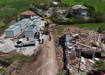 Çorum’da hortum iki köyde evleri yıktı