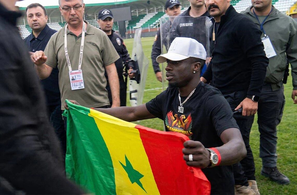Senegal bayrağı açın Amedsporlu Diagne’ye polis müdahalesi