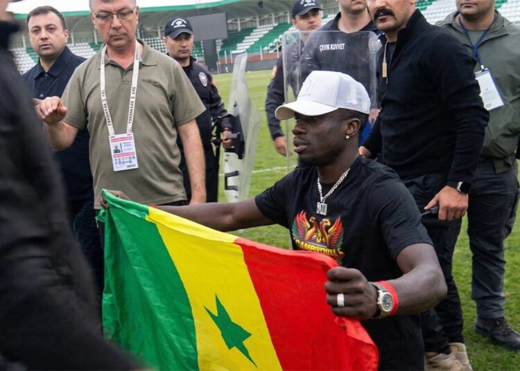 Senegal bayrağı açın Amedsporlu Diagne'ye polis müdahalesi 1 Senegal bayrağı açın Amedsporlu Diagne’ye polis müdahalesi