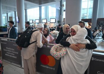 Yurda dönen hacılar havalimanında yakınları tarafından karşılandı