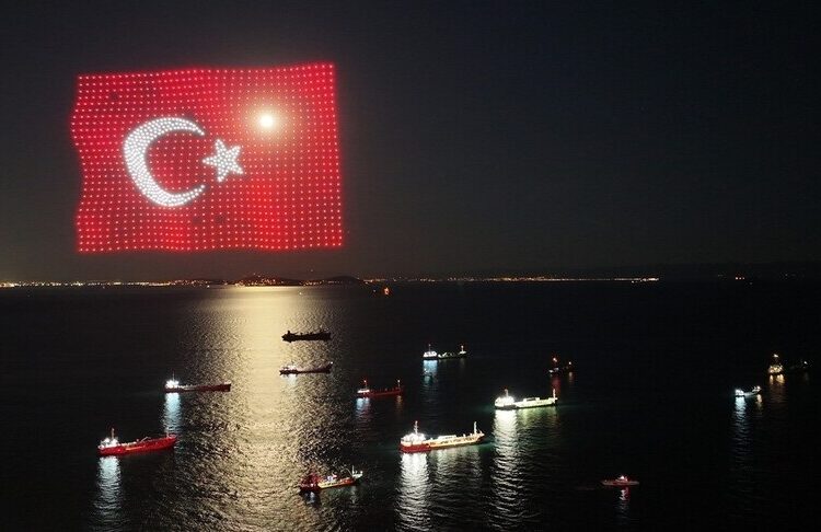 İstanbul'un fethinin 573. yıl dönümünde dronlu ışık gösterisi 1 İstanbul’un fethinin 573. yıl dönümünde dronlu ışık gösterisi