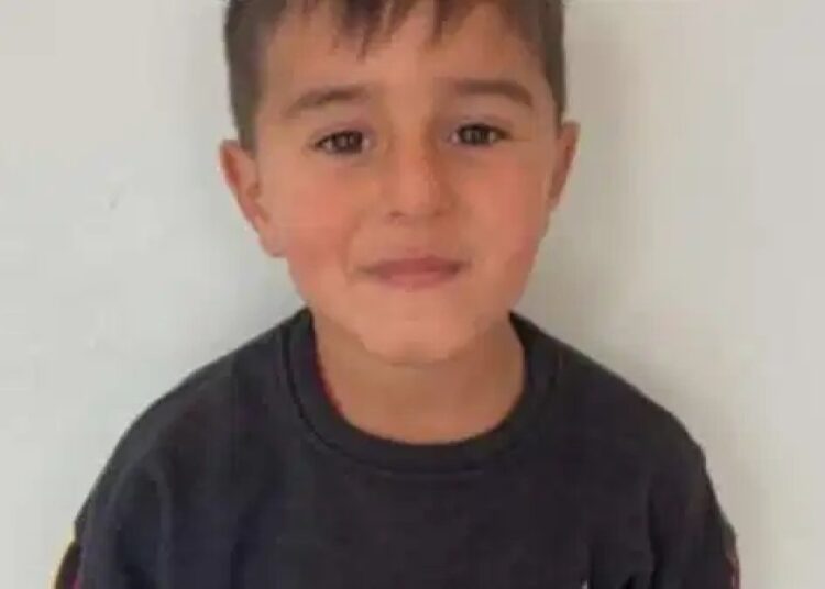 Kayıp olarak aranan çocuk, evlerinin damında hareketsiz bulundu 1 Kayıp olarak aranan çocuk, evlerinin damında hareketsiz bulundu