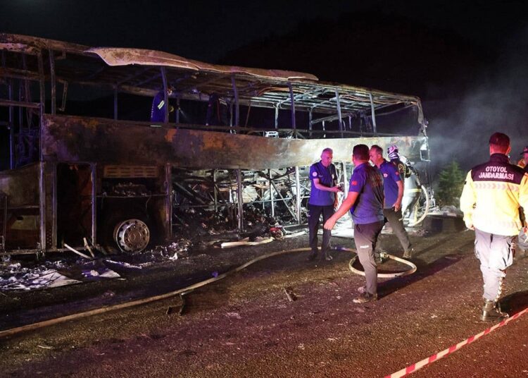 Bariyerlere çarpan otobüsteki 8 kişi hayatını kaybetti, 33 kişi yaralandı