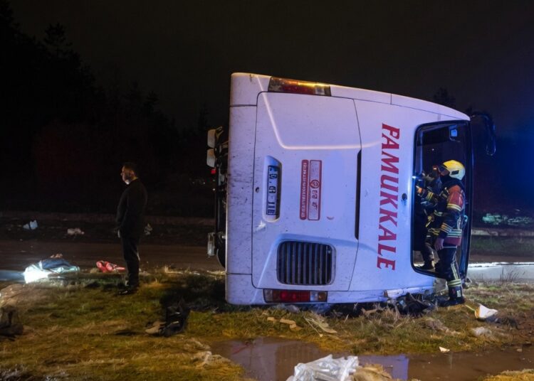 Bandırma'da yolcu otobüsü devrildi: 3 kişi yaşamını yitirdi 1 Bandırma’da yolcu otobüsü devrildi: 3 kişi yaşamını yitirdi