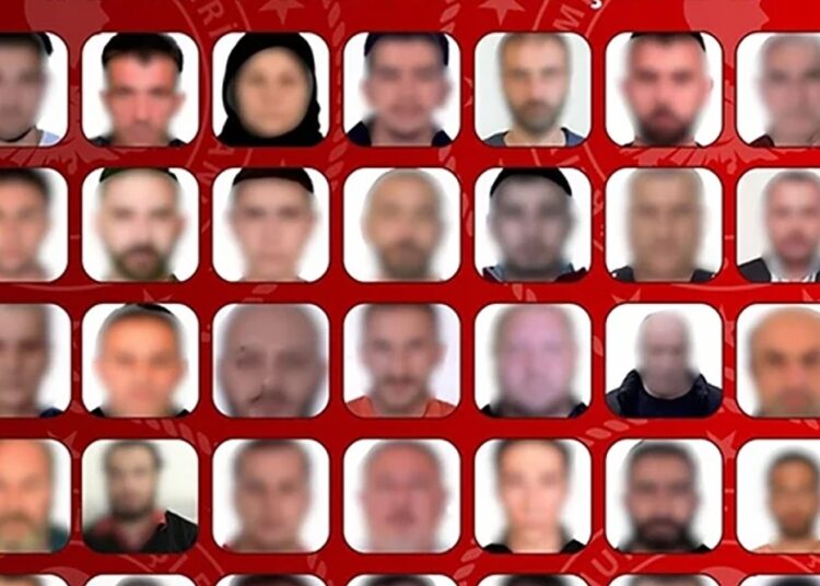 Bültenle aranan 48 suçlu Türkiye'ye getirildi 1 Bültenle aranan 48 suçlu Türkiye’ye getirildi