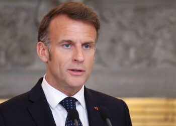 Macron, Kral Charles’a “şık olurdu” cevabı