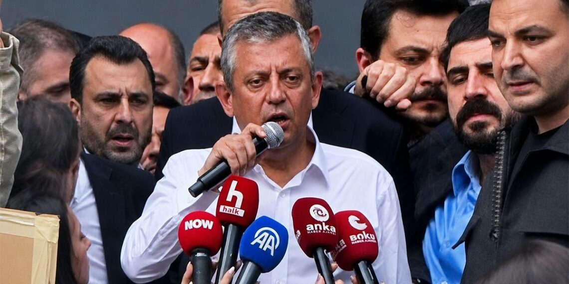 Özgür Özel CHP Genel Merkezi’ni terk etti