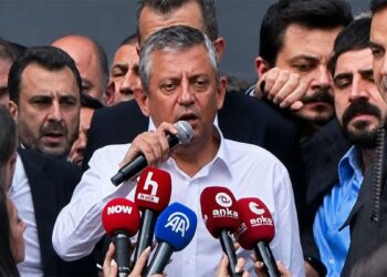 Özgür Özel CHP Genel Merkezi’ni terk etti