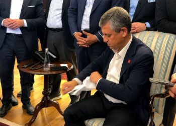 Özgür Özel, Kılıçdaroğlu’nun avukatının getirdiği tebligatı yırtıp attı