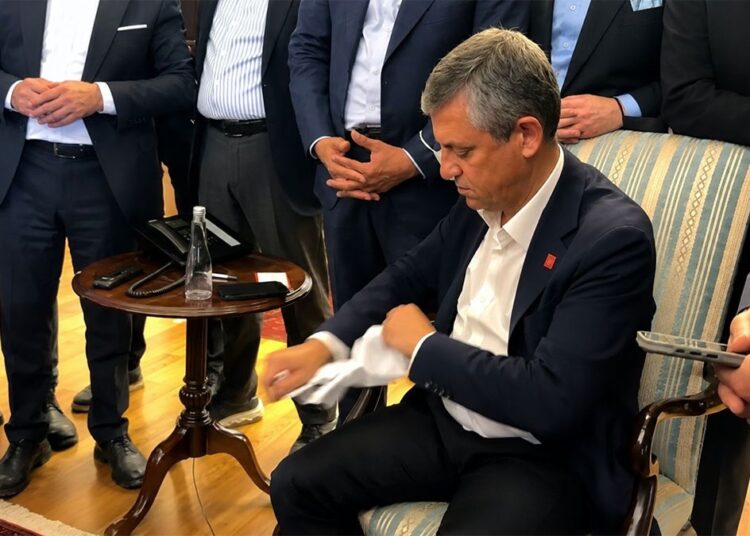 Özgür Özel, Kılıçdaroğlu’nun avukatının getirdiği tebligatı yırtıp attı