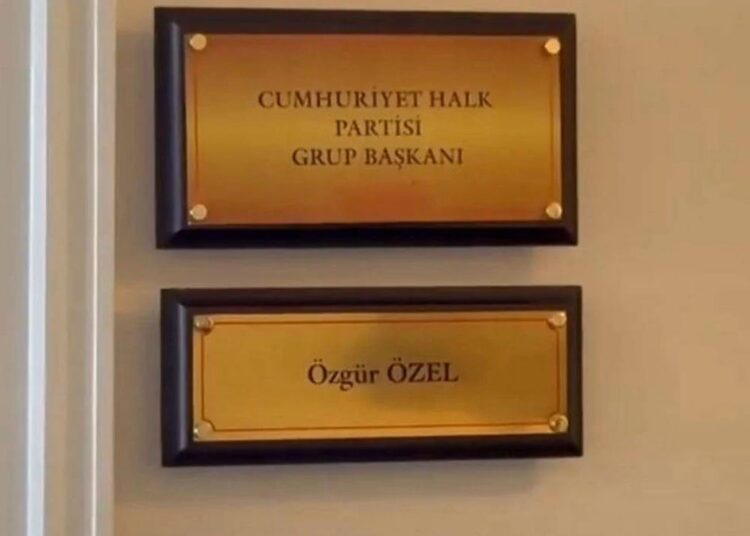 Özgür Özel’in makam odası için grup başkanı tabelası