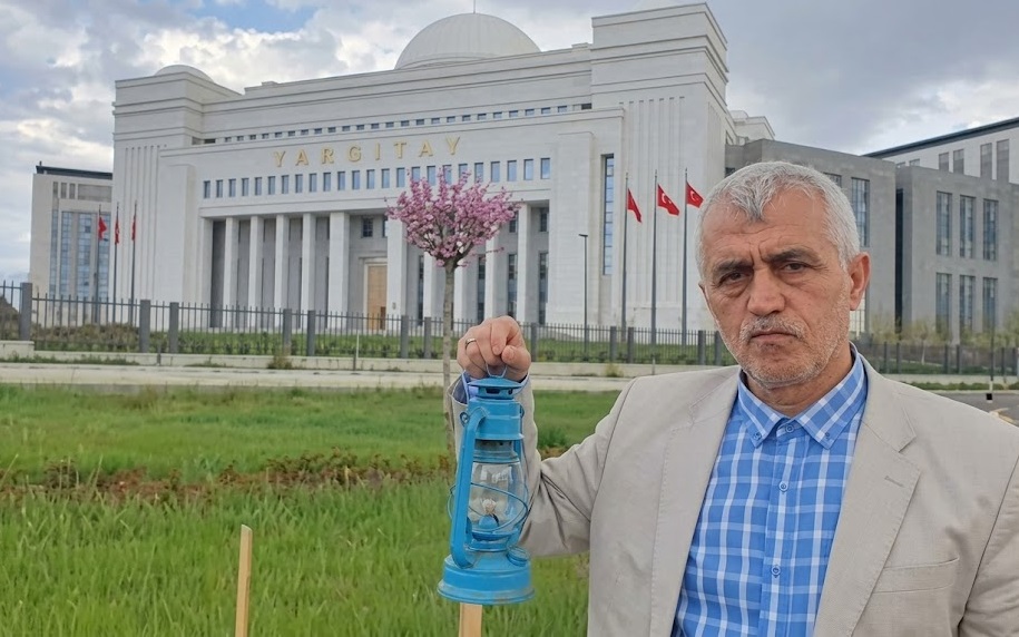 Yargıtay önünde fenerli Yüksel Kocaman protestosu 2 Yargıtay önünde fenerli Yüksel Kocaman protestosu