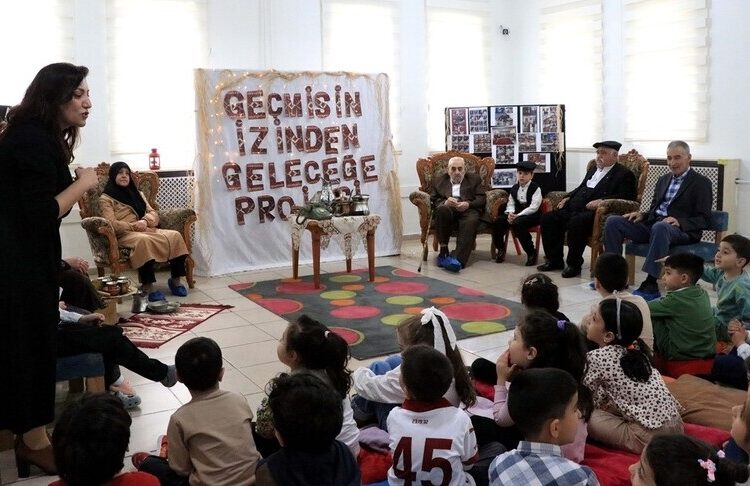 Anaokulu öğrencileri sosyal ve kültürel değerleri yaşlılardan öğreniyor
