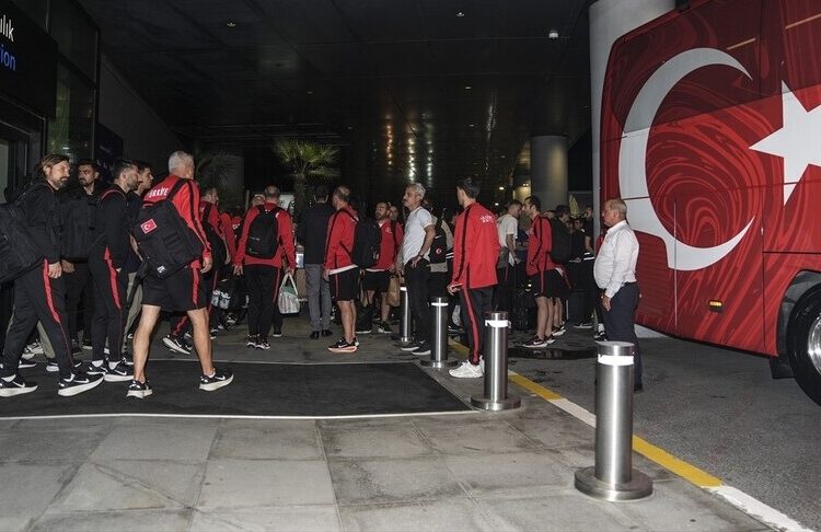 Dünya Kupası'na veda eden A Milli Futbol Takımı yurda döndü 1 Dünya Kupası’na veda eden A Milli Futbol Takımı yurda döndü