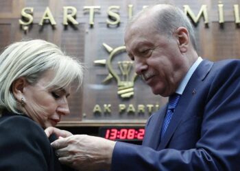 CHP’den istifa eden Nimet Özdemir AK Parti’ye katıldı