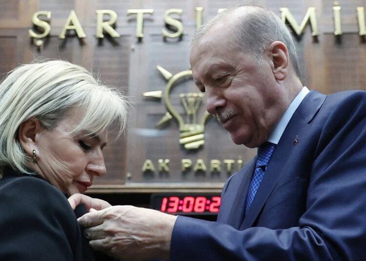 CHP’den istifa eden Nimet Özdemir AK Parti’ye katıldı 1 CHP’den istifa eden Nimet Özdemir AK Parti’ye katıldı