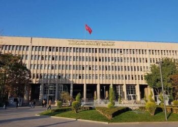 Adliyede infaz erteleme karşılığı para talep eden suçluyu savcı yakaladı