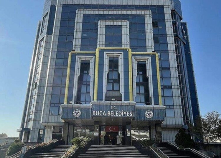 CHP’li Buca Belediyesi’nde başkan dahil çok sayıda kişi gözaltına alındı