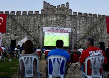 Vatandaşlar alanlara kurulan dev ekranlardan milli maçı izledi