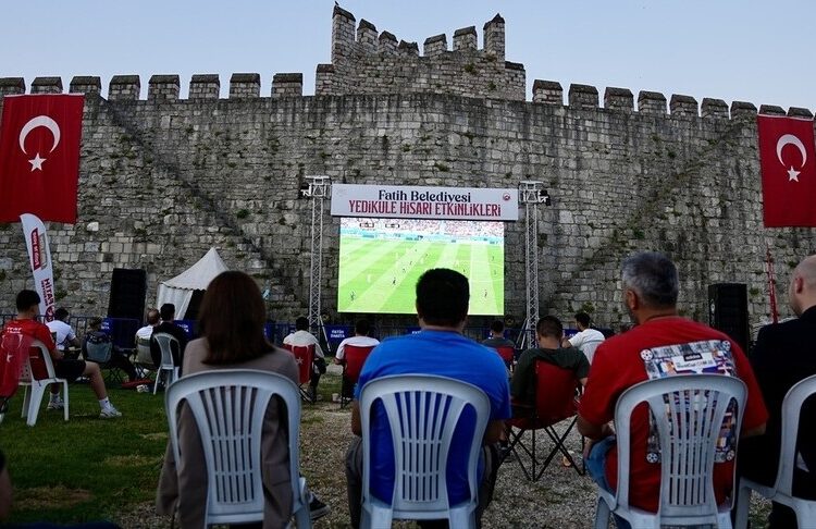Vatandaşlar alanlara kurulan dev ekranlardan milli maçı izledi 1 Vatandaşlar alanlara kurulan dev ekranlardan milli maçı izledi