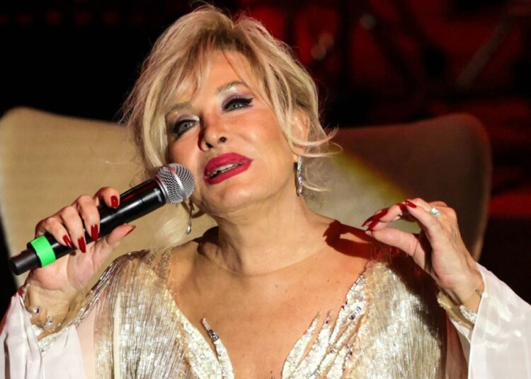 Konserlerini erteleyen Emel Sayın'ın tedavisi 3 ay sürecek 1 Konserlerini erteleyen Emel Sayın’ın tedavisi 3 ay sürecek