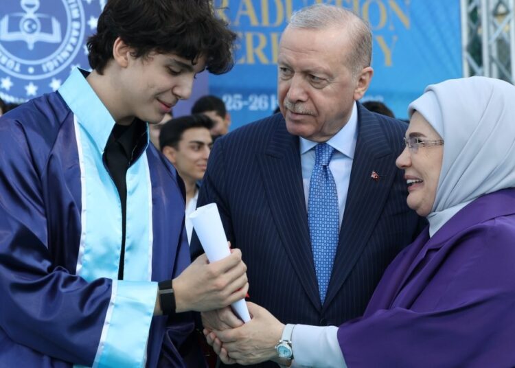 Torununa diplomasını Cumhurbaşkanı Erdoğan verdi 1 Torununa diplomasını Cumhurbaşkanı Erdoğan verdi