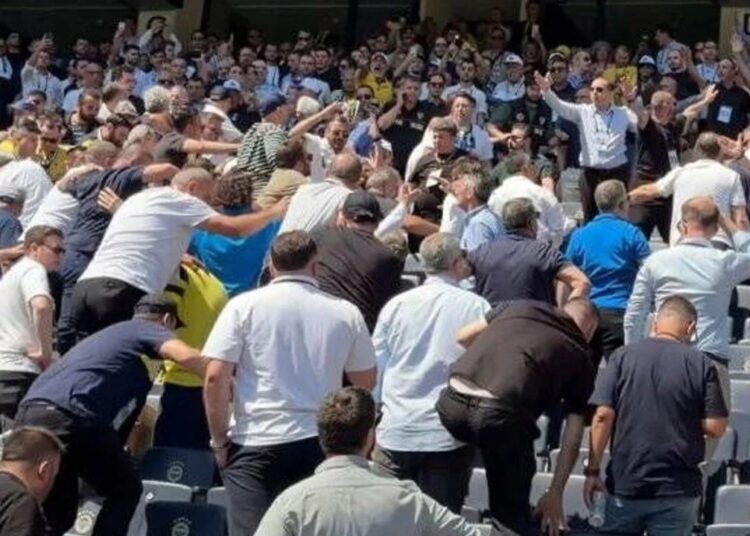 Olağanüstü Fenerbahçe kongresi gerginlikle başladı