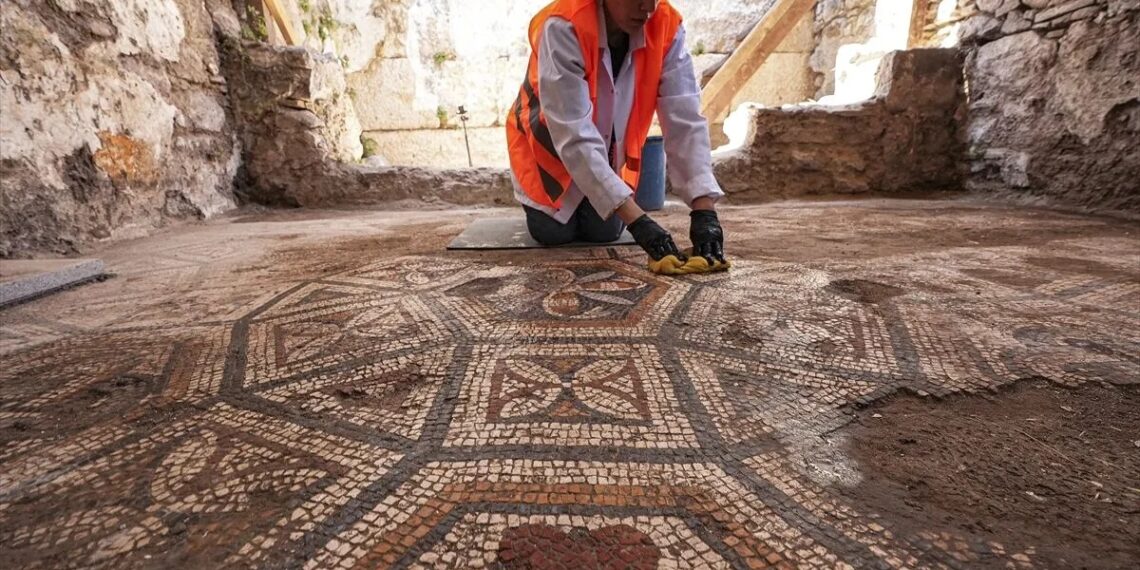 Smyrna’nın mozaiklerinde 1500 yıllık kalp sembolü