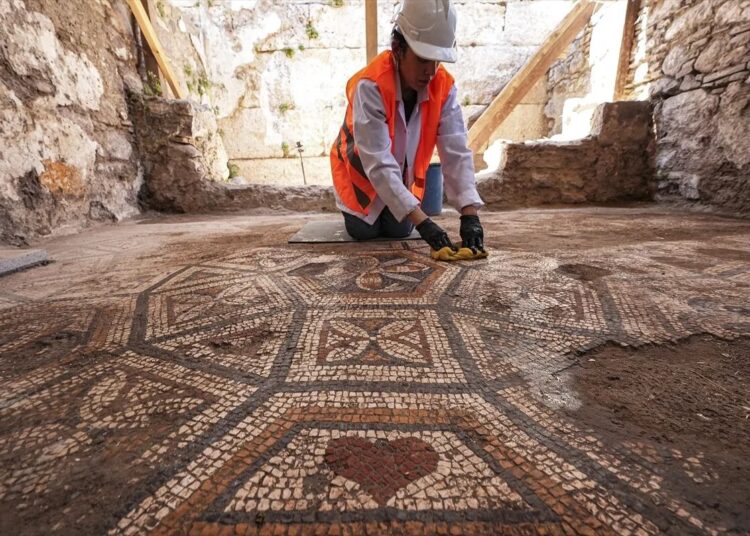 Smyrna'nın mozaiklerinde 1500 yıllık kalp sembolü 1 Smyrna’nın mozaiklerinde 1500 yıllık kalp sembolü