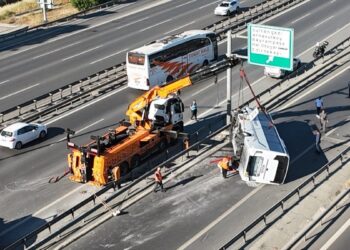 İstanbul’da midibüsün devrilmesi sonucu 12 kişi yaralandı