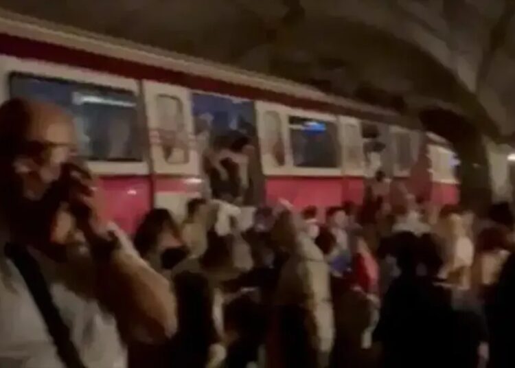 Havalimanına sefer yapan metro raydan çıktı 1 Havalimanına sefer yapan metro raydan çıktı