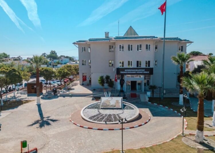 CHP'li Güzelbahçe Belediye Başkanı'nın eşi de gözaltına alındı 1 CHP’li Güzelbahçe Belediye Başkanı’nın eşi de gözaltına alındı