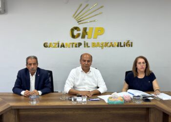 Kılıçdaroğlu taraftarları CHP il binasının kapılarını kırarak içeri girdi