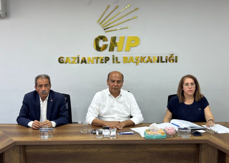 Kılıçdaroğlu taraftarları CHP il binasının kapılarını kırarak içeri girdi 1 Kılıçdaroğlu taraftarları CHP il binasının kapılarını kırarak içeri girdi