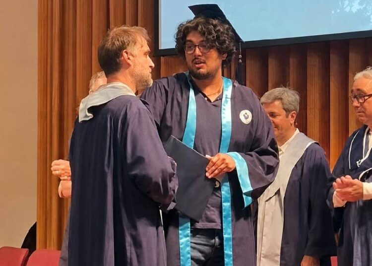 Fotoğraf çektirmek istemeyen öğrencinin diplomasına el koymaya çalıştı 1 Fotoğraf çektirmek istemeyen öğrencinin diplomasına el koymaya çalıştı