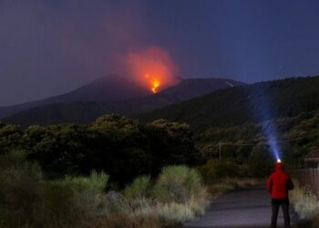 İtalya’da Etna Yanardağı kül ve lav püskürttü