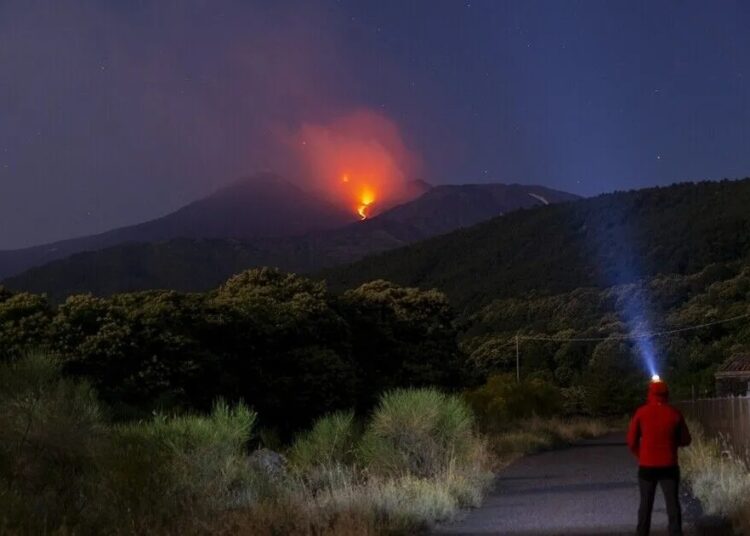 İtalya'da Etna Yanardağı kül ve lav püskürttü 1 İtalya’da Etna Yanardağı kül ve lav püskürttü