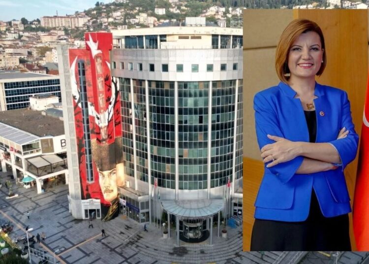 CHP'li İzmit Belediye Başkanı Fatma Kaplan Hürriyet ve eşi tutuklandı 1 CHP’li İzmit Belediye Başkanı Fatma Kaplan Hürriyet ve eşi tutuklandı