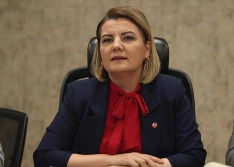 CHP'li İzmit Belediyesi'ne operasyon: Başkan Fatma Kaplan Hürriyet hakkında gözaltı kararı 1 CHP’li İzmit Belediyesi’ne operasyon: Başkan Fatma Kaplan Hürriyet hakkında gözaltı kararı