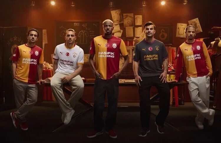 Galatasaray Futbol Takımı'nın yeni sezon formaları tanıtıldı 1 Galatasaray Futbol Takımı’nın yeni sezon formaları tanıtıldı