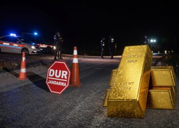 Jandarma üniforması giyip yol kestiler, 13 kilo altın çaldılar 2 Jandarma üniforması giyip yol kestiler, 13 kilo altın çaldılar