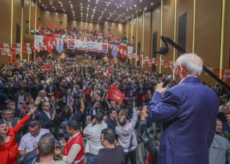 Kılıçdaroğlu'nun rozet törenine "paralı figüran" iddiası 1 Kılıçdaroğlu’nun rozet törenine “paralı figüran” iddiası