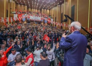 Emir Çelik yazdı I Kılıçdaroğlu'ndan sanatçılara "amele tarifesi" mi? 4 Emir Çelik yazdı I Kılıçdaroğlu’ndan sanatçılara “amele tarifesi” mi?