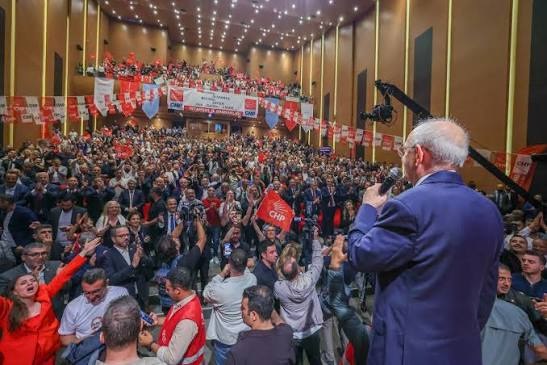Emir Çelik yazdı I Kılıçdaroğlu'ndan sanatçılara "amele tarifesi" mi? 1 Emir Çelik yazdı I Kılıçdaroğlu’ndan sanatçılara “amele tarifesi” mi?