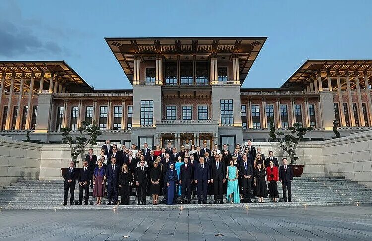 NATO Zirvesi dünya basınının manşetlerinde 1 NATO Zirvesi dünya basınının manşetlerinde