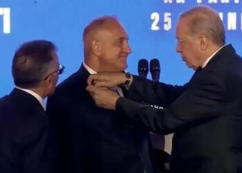 AK Parti’de 25. yıl transferi: 3 milletvekili ve 7 belediye başkanı katıldı 2 AK Parti’de 25. yıl transferi: 3 milletvekili ve 7 belediye başkanı katıldı