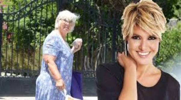 Anasayfa 67 Gülben Ergen annesini huzurevine attı