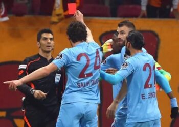 Bunlar bu ligde yaşandı: Hakem gol attı, hakeme kırmızı kart gösterildi 2 Bunlar bu ligde yaşandı: Hakem gol attı, hakeme kırmızı kart gösterildi